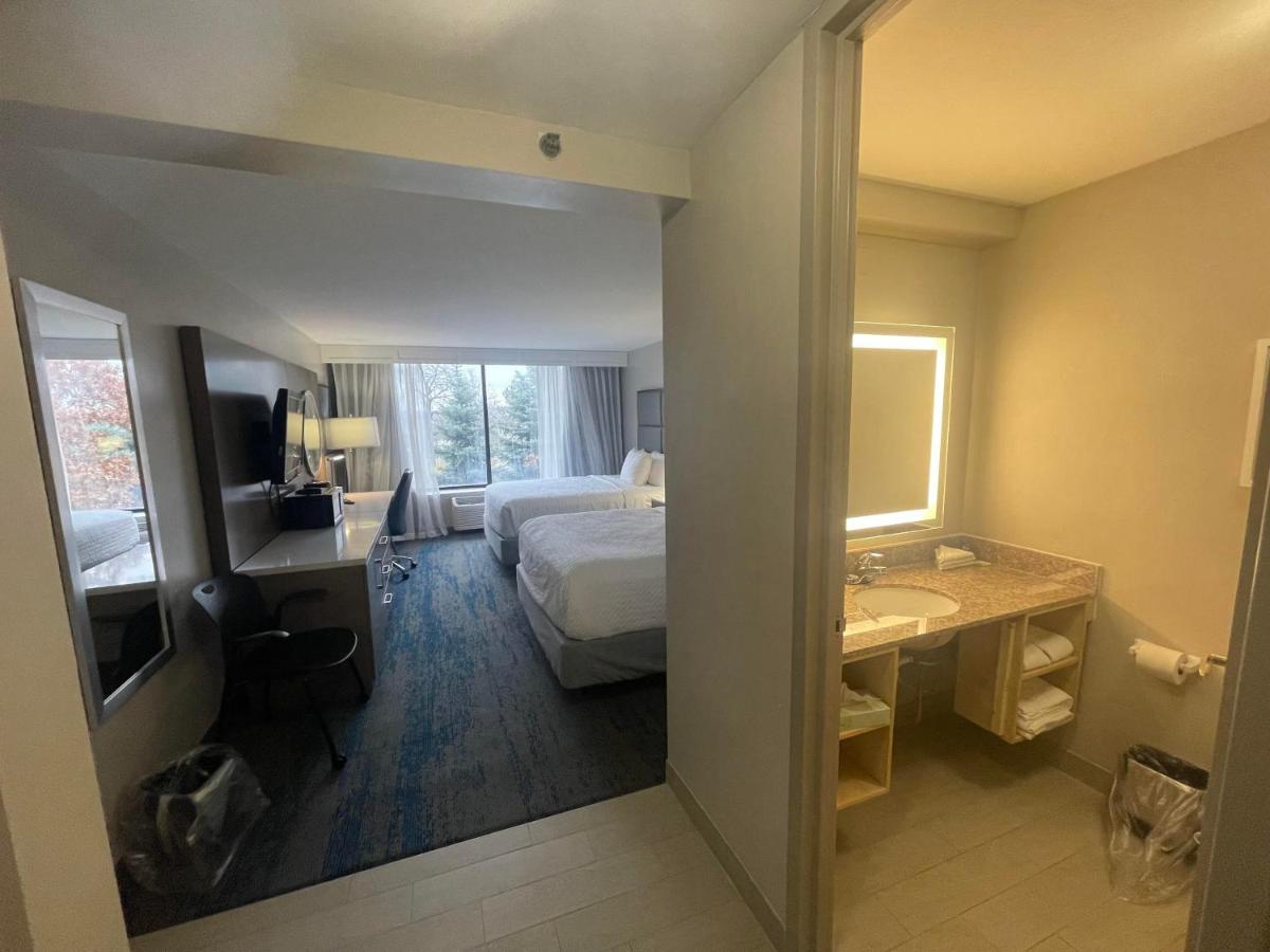 Ramada By Wyndham Cleveland Independence Exterior foto